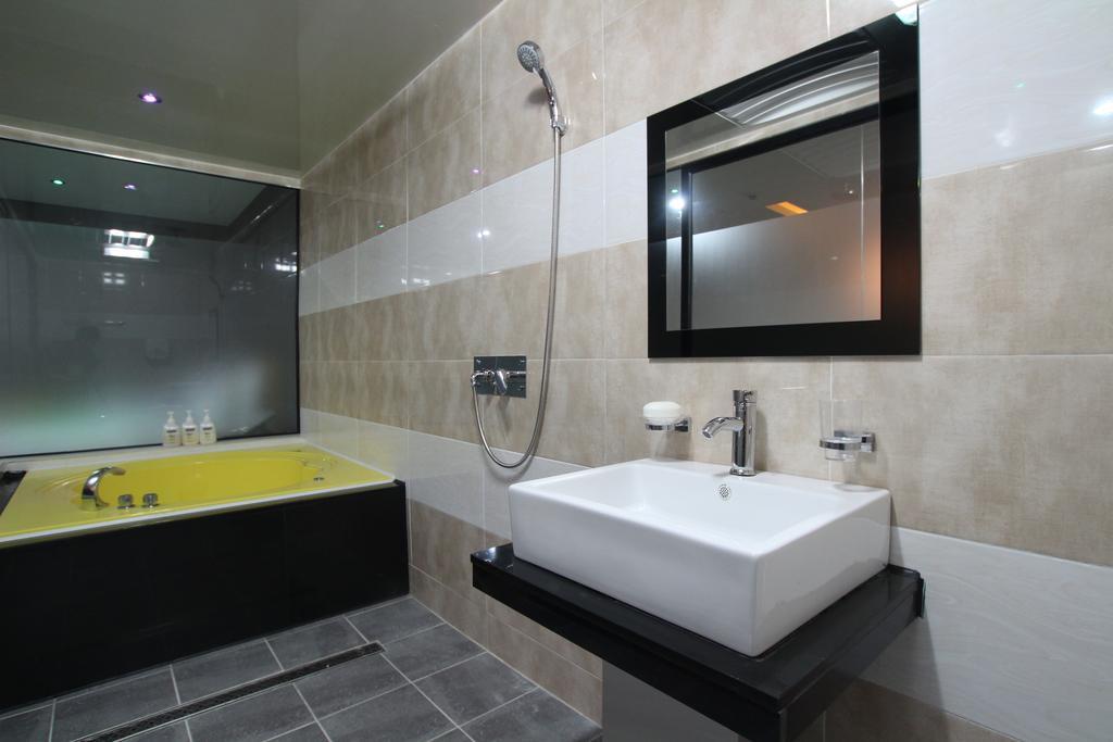 Hotel Well Busan Bagian luar foto
