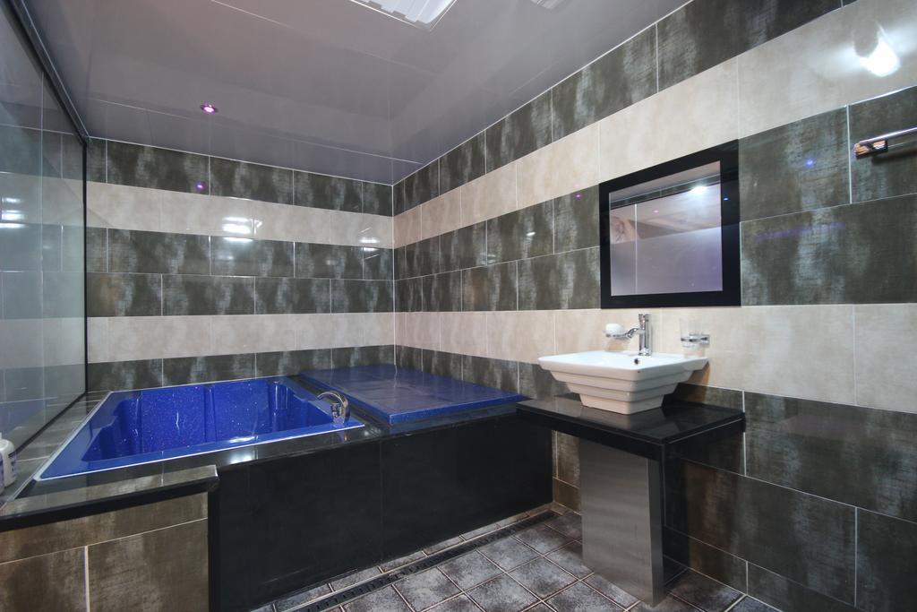 Hotel Well Busan Bagian luar foto